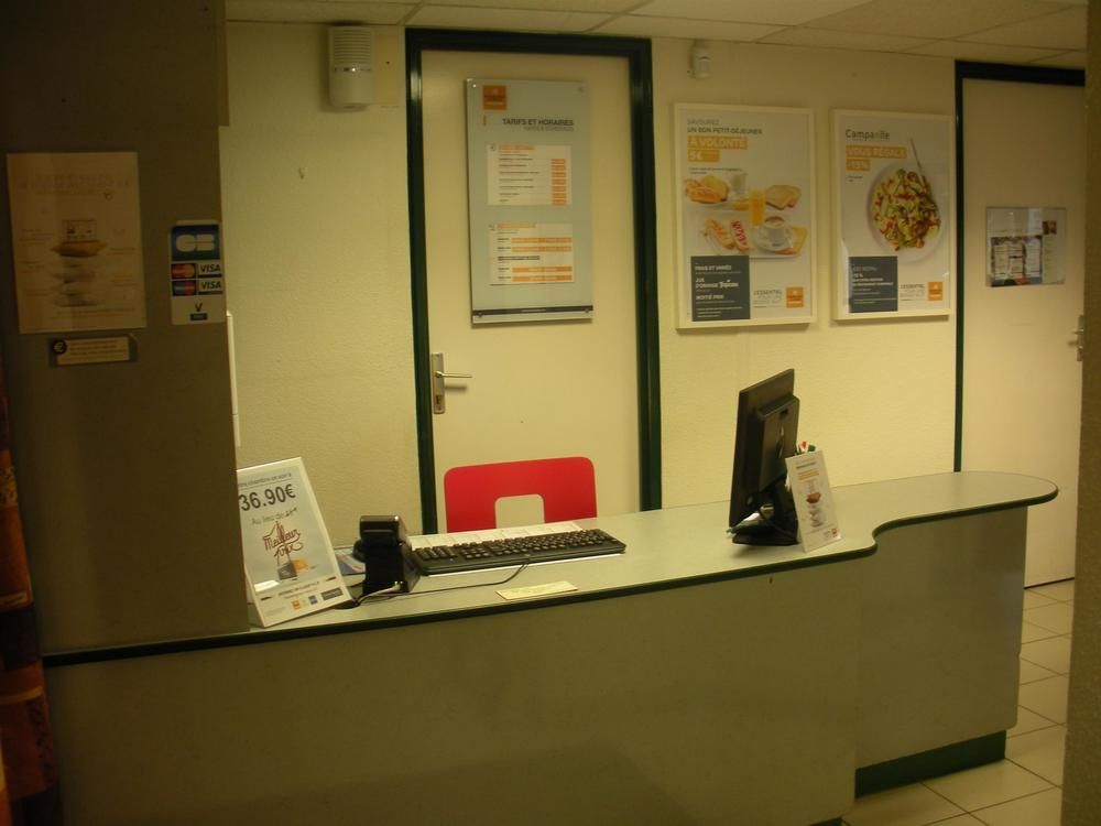 Premiere Classe Évreux Eksteriør bilde Reception desk at the University of Brighton