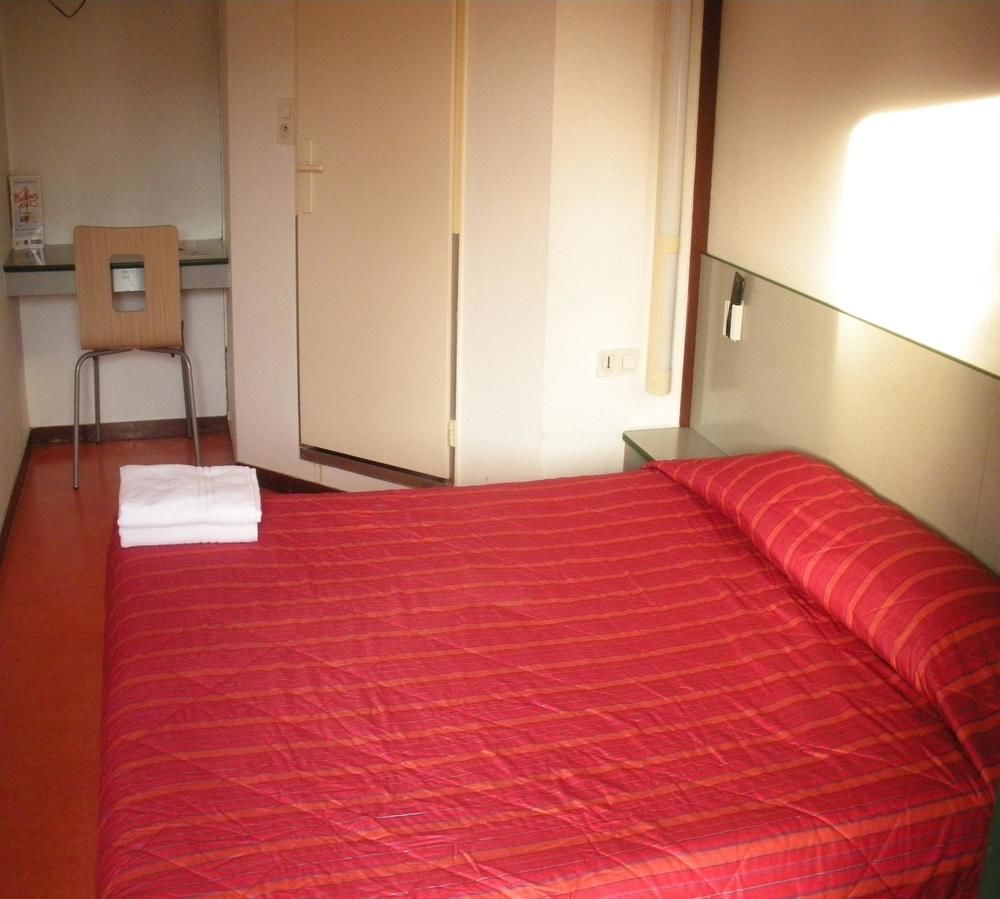 Premiere Classe Évreux Eksteriør bilde A typical room at a youth hostel