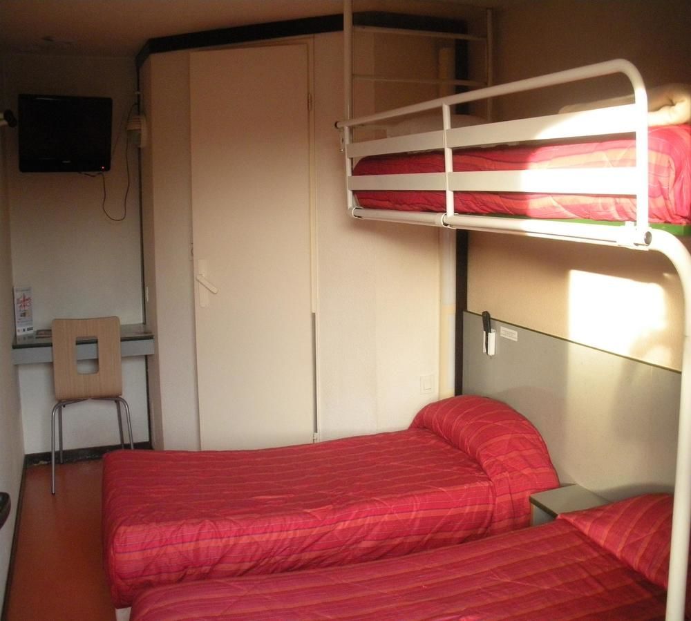 Premiere Classe Évreux Eksteriør bilde A typical room at a youth hostel