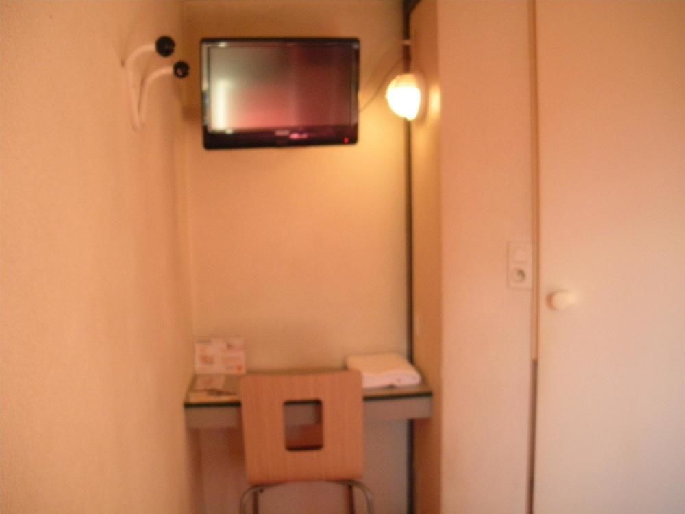Premiere Classe Évreux Eksteriør bilde A room at a typical Japanese love hotel