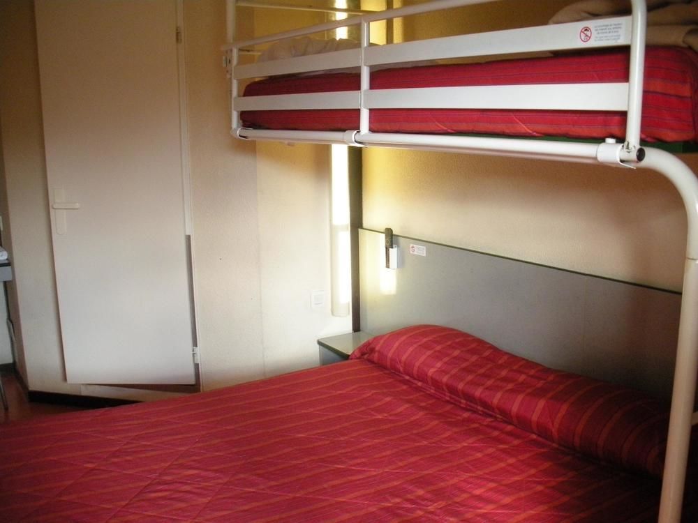 Premiere Classe Évreux Eksteriør bilde A typical room at a youth hostel