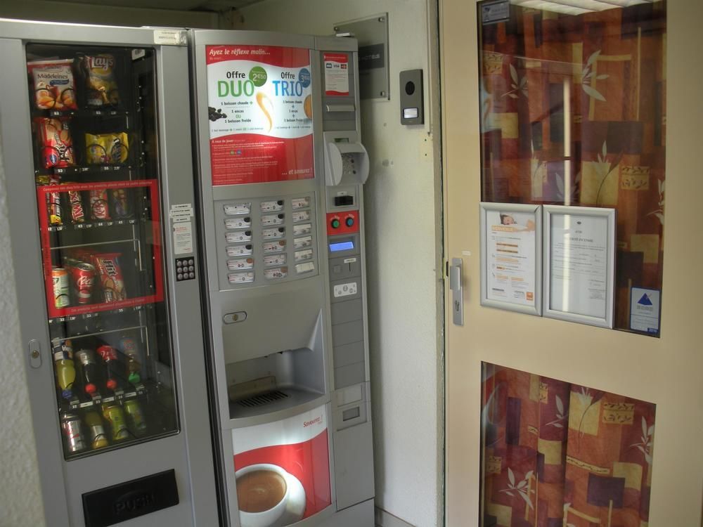 Premiere Classe Évreux Eksteriør bilde A vending machine