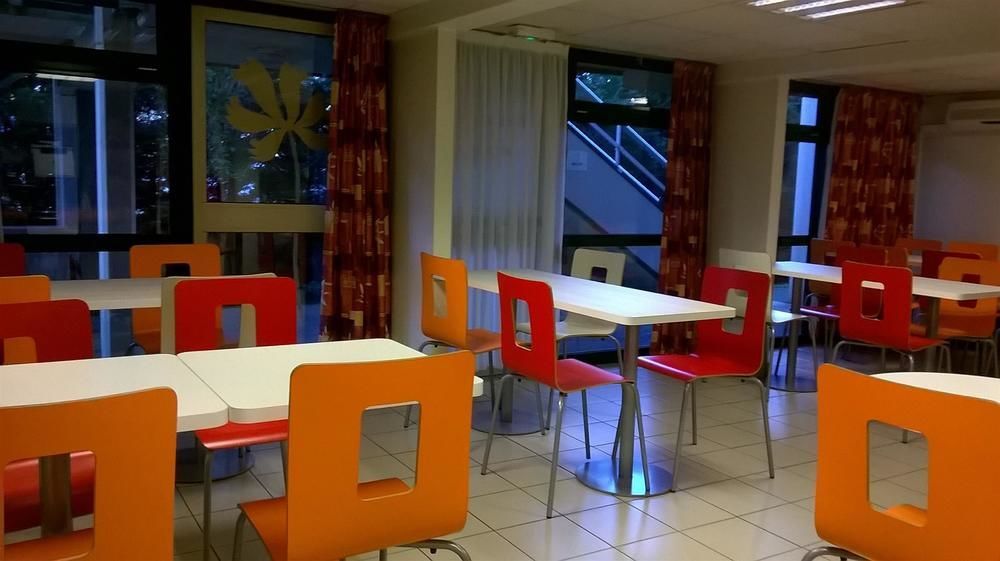 Premiere Classe Évreux Eksteriør bilde The interior of a typical McDonald's restaurant