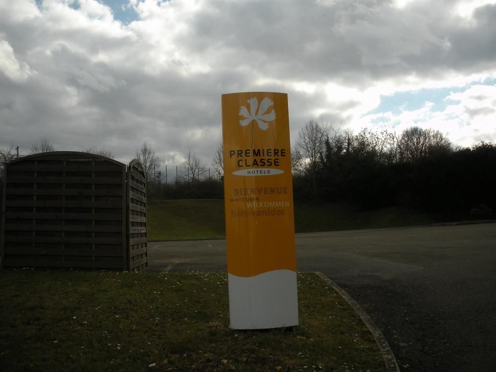 Premiere Classe Évreux Eksteriør bilde Entrance to the school
