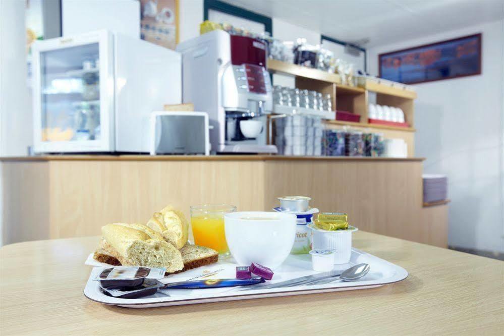 Premiere Classe Évreux Eksteriør bilde A typical breakfast at a German hotel