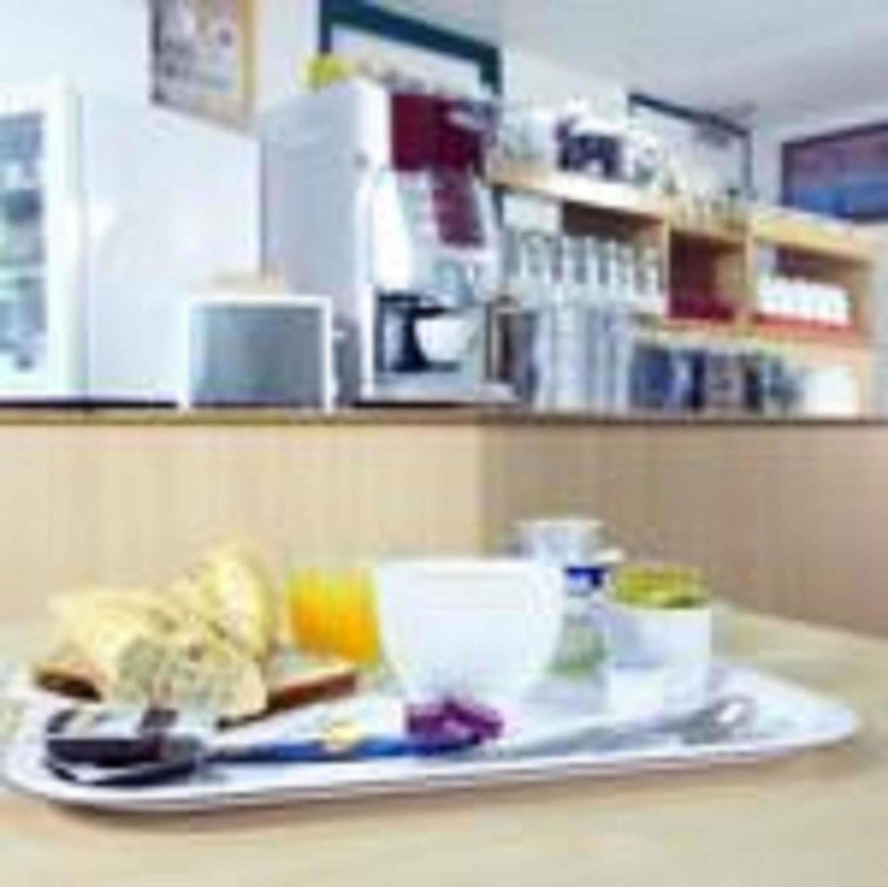 Premiere Classe Évreux Eksteriør bilde A typical meal at a hospital