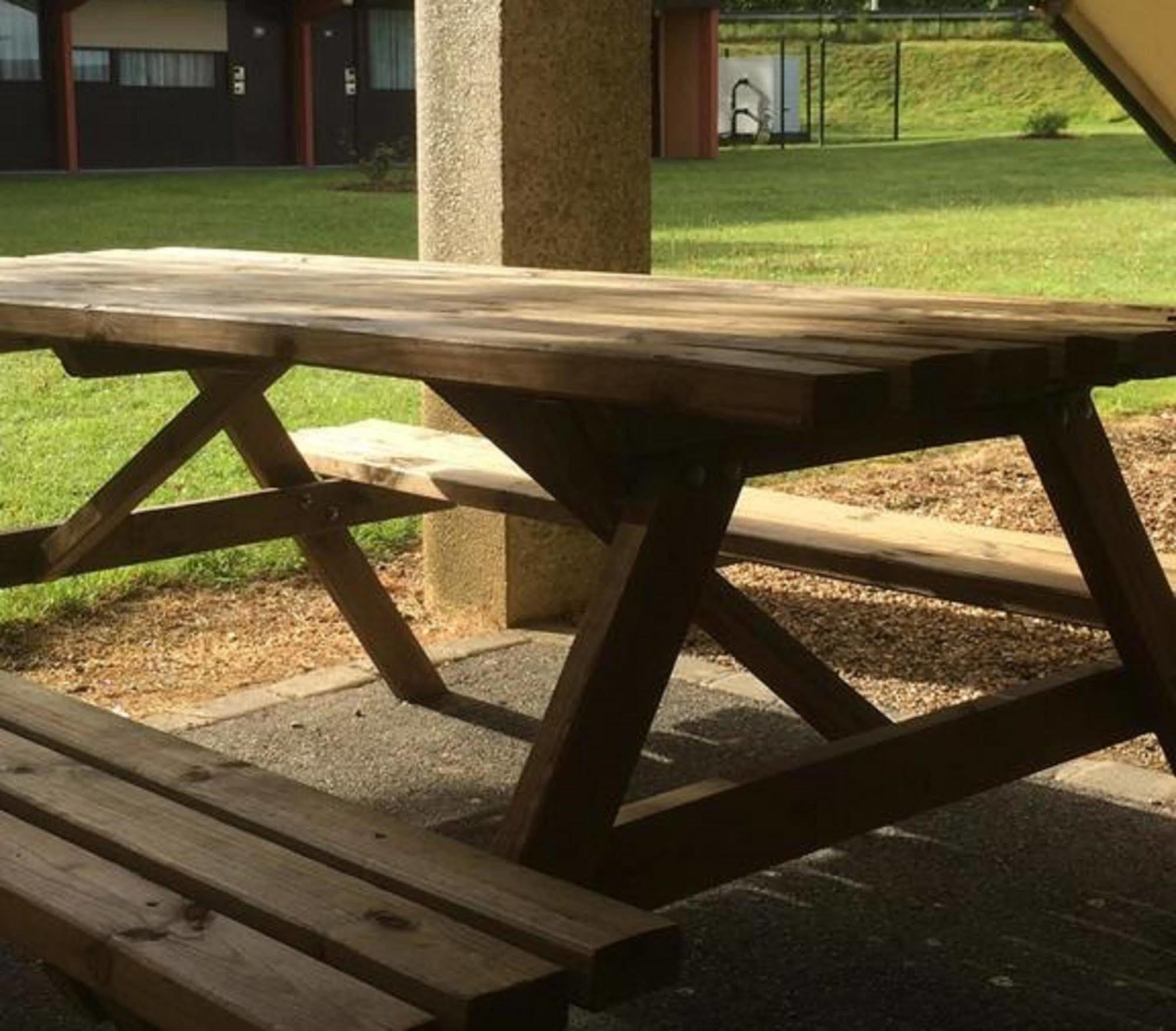 Premiere Classe Évreux Eksteriør bilde A picnic table