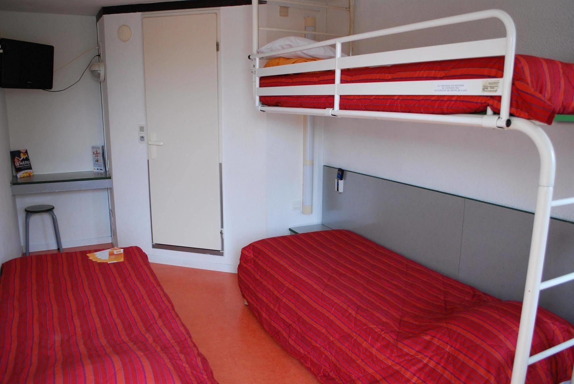 Premiere Classe Évreux Eksteriør bilde A typical room at a youth hostel