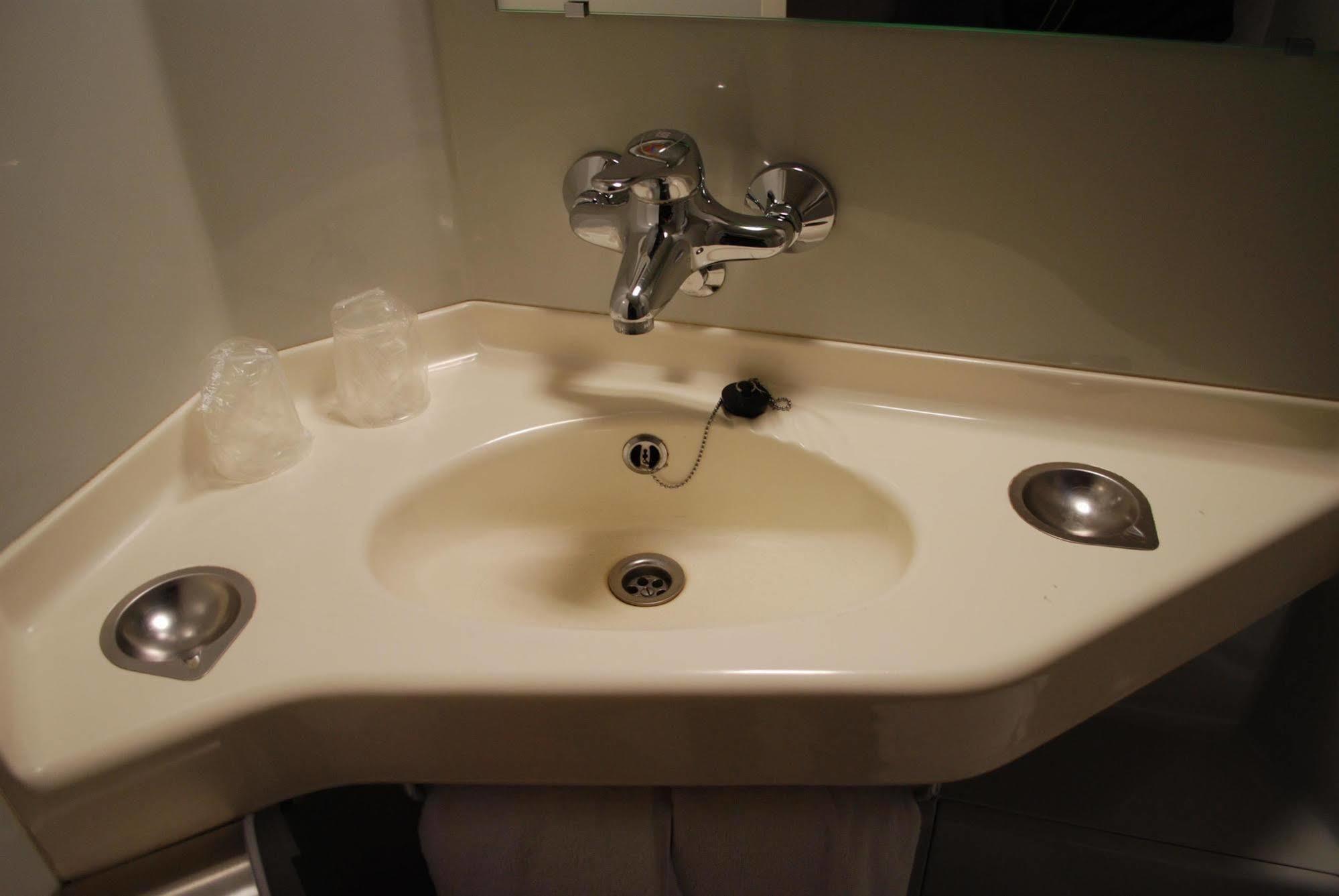 Premiere Classe Évreux Eksteriør bilde A typical lavatory