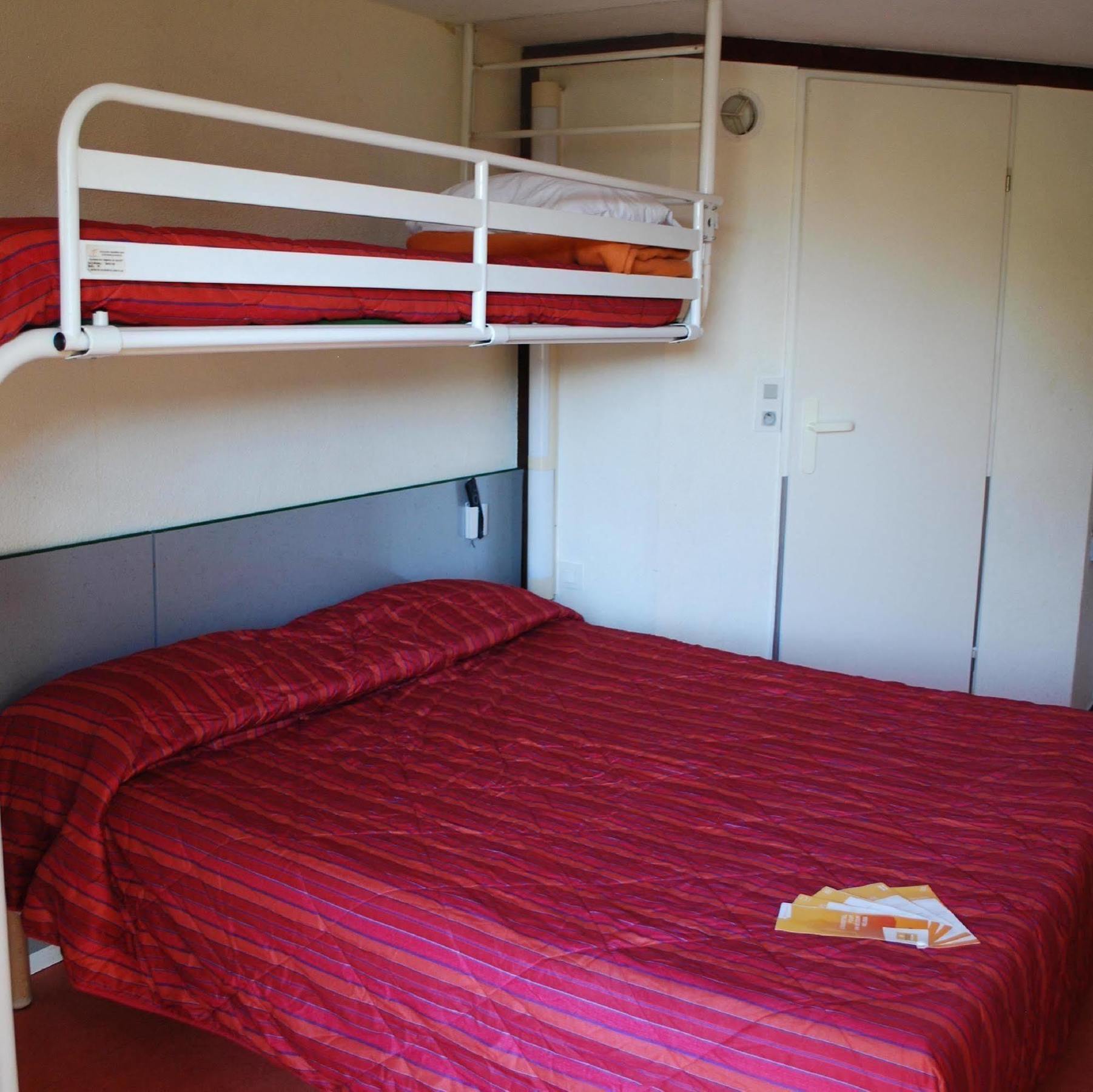 Premiere Classe Évreux Eksteriør bilde A bunk bed in a hotel room
