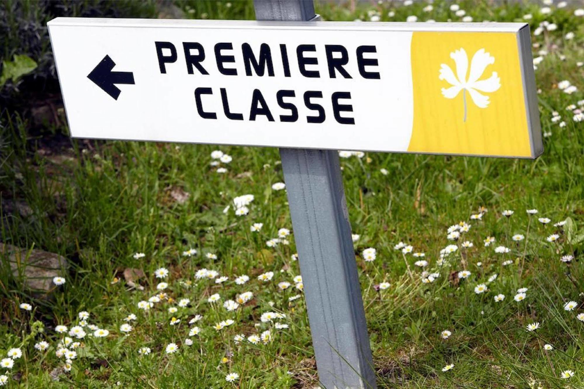 Premiere Classe Évreux Eksteriør bilde A sign for the route